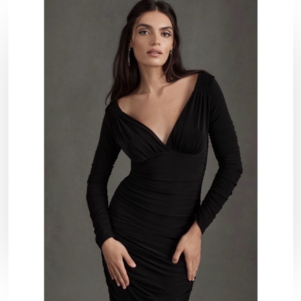 Norma Kamali Long-Sleeve Deep-V
Ruched Midi Dress XS‎